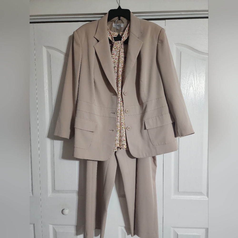 Womens size 20W Emily brand beige pant suit